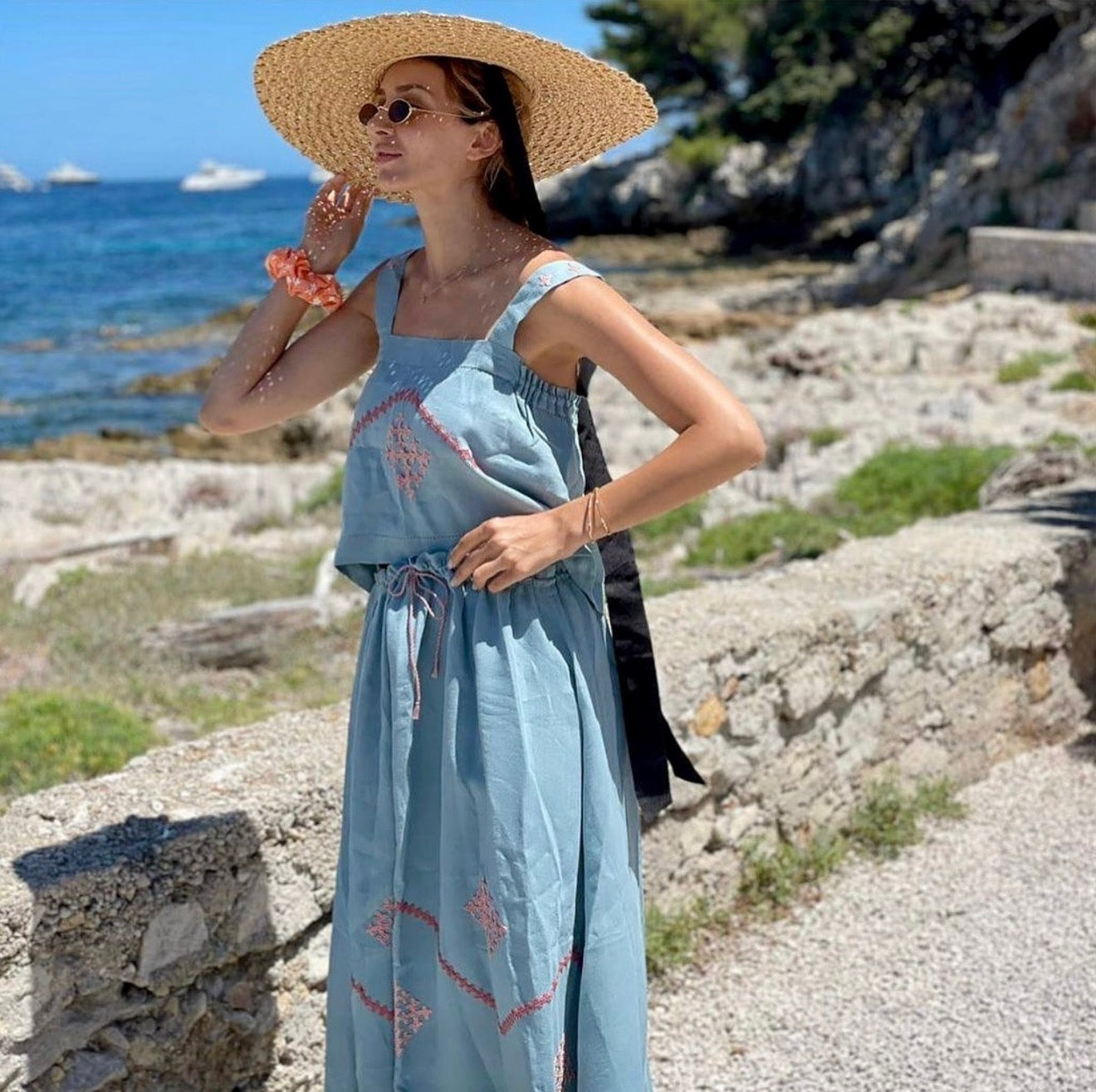 SANAHIN SET IN DUSTY BLUE